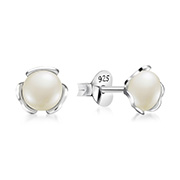 E-13460/1 - 925 Sterling silver stud with fresh water pearl.